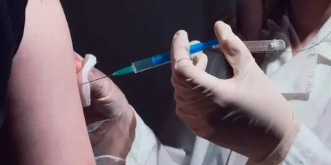 Inició la vacunación en el país contra la Influenza, Covid-19 y Neumococo