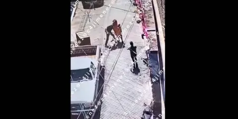 VIDEO. Con cabezazo  hombre  asalta a una adulta mayor en Álvaro Obregón