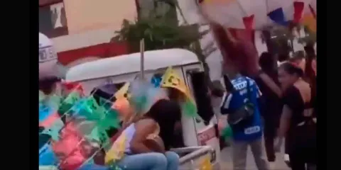 VIDEO. Niña se salva un segundo antes de explosión de pirotecnia durante la calenda de Oaxaca
