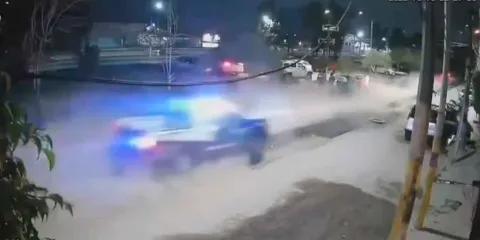 VIDEO. Patrulla termina en un hoyo durante persecución nocturna en Nezahualcóyotl