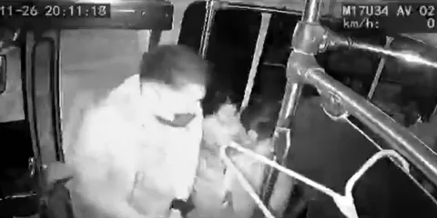 Armados y encapuchados: así actuaron los ladrones en microbús de Puebla