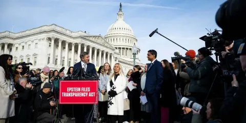 Congreso de EUA ordena publicar archivos de Epstein y abre crisis política para Trump