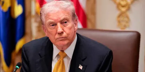 Correos de Jeffrey Epstein revelan presuntos encuentros de Donald Trump con una víctima de trata