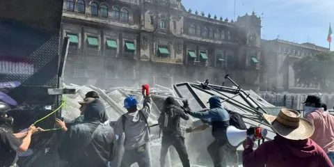 Derriban vallas de Palacio Nacional tras marcha contra violencia de la Generación Z