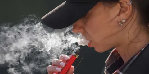 Endurecen ley contra vapeadores: podrían imponer penas de hasta 8 años