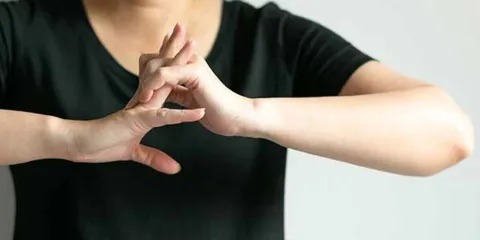 ¿Es malo tronarse los dedos? La verdad detrás del famoso “crack”