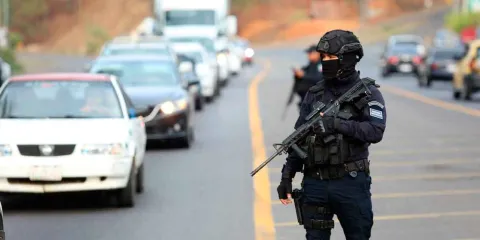 Michoacán ofrece 11 mil 500 pesos al mes a nuevos policías: salario menor al recomendado por Conasami