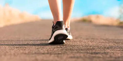 Caminar podría retrasar el Alzheimer hasta siete años, revela estudio de Harvard