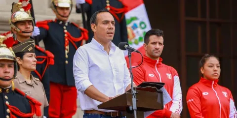 Presidente de Perú amenaza con irrumpir en la Embajada de México para detener a Betssy Chávez