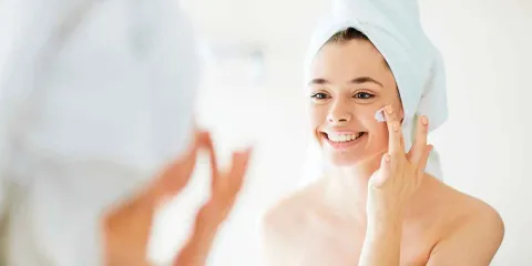 Cómo lograr una piel luminosa con una rutina facial sencilla y efectiva