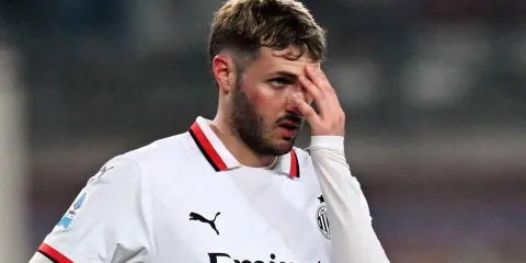 Santiago Giménez estará fuera cinco semanas por lesión en el tobillo