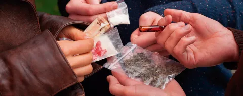 Consumo de drogas en adultos sube 40%, mientras baja en adolescentes