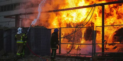 Ataque masivo de Rusia sobre Kiev deja edificios en llamas y cortes de energía