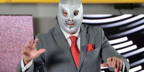 El Hijo del Santo sorprende en evento;  se quitó la mascara