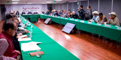 Gobierno de México acuerda con productores y transportistas fortalecer al campo y la seguridad carretera