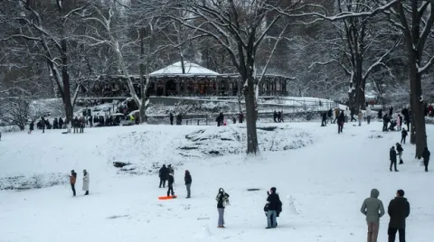 Nieve obliga a cancelar más de 1,500 vuelos en EU tras Navidad