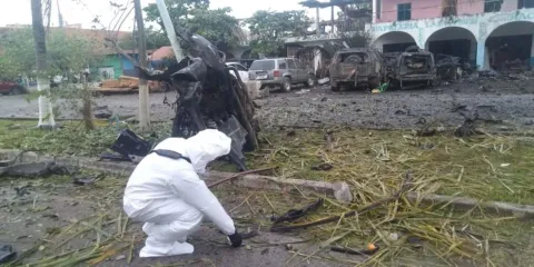 Por terrorismo, la FGR investiga la explosión de un coche bomba en Coahuayana