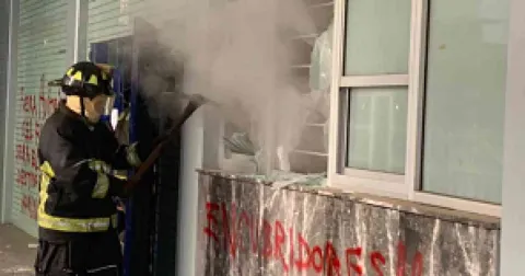 Reportan incendio en la Preparatoria 1 de la UNAM; bomberos atienden la emergencia