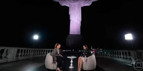 Rosalía se vuelve viral en Brasil: huye de una cucaracha durante entrevista 