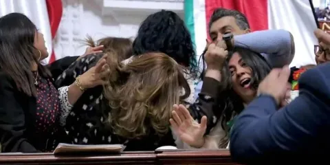Se agarran del chongo diputadas en el Congreso capitalino por reforma al INFO