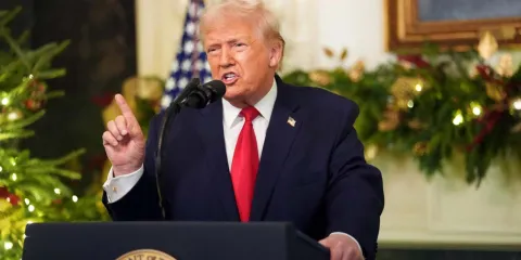 Trump celebra sus supuestos logros y responsabiliza a Biden por la economía