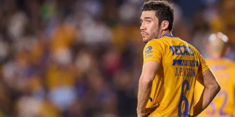 VIDEO: Vigón pierde la cabeza y agrede a jugador de Toluca tras la final ante Tigres