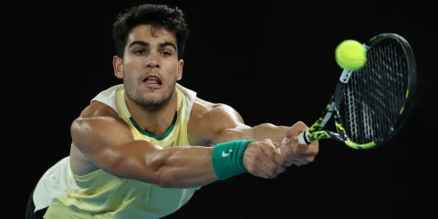 Carlos Alcaraz avanza con autoridad en el Australian Open 2026 y se cita con Tommy Paul