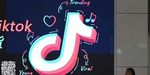 Aumenta 150% la eliminación de TikTok en EU tras su compra por parte de aliados de Trump 