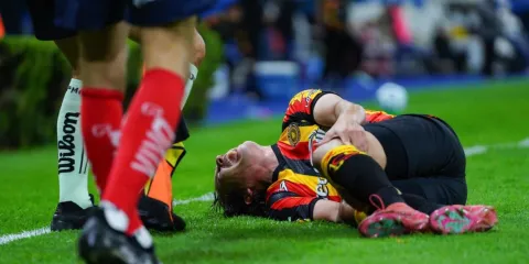 VIDEO | Carlos Fierro sale lesionado tras aparatosa caída en la Copa Pacífica ante Rayados