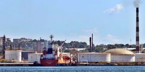 Cuba recibirá petróleo de México con permiso de Estados Unidos