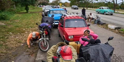 Escasez, filas y temor social: Cuba enfrenta nueva ofensiva de EU