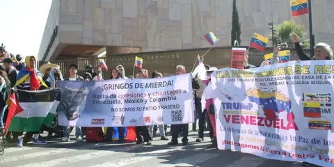 Frente a la embajada de Estados Unidos, ciudadanos repudian detención de Maduro