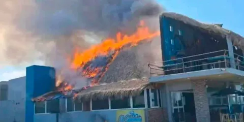 Incendian restaurante El Calamar en Coatzacoalcos; ataque estaría ligado a la Mafia Veracruzana