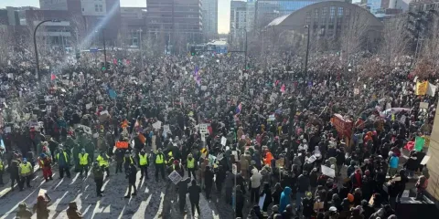 Protestas masivas en Mineápolis y Nueva York contra ICE tras redadas migratorias
