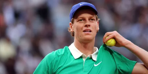 Redacción deportes, 22 ene (EFE).- El italiano Jannik Sinner, vigente campeón, aceleró hacia la tercera ronda del Abierto de Australia tras lograr un incontestable triunfo contra el australiano James Durkworth (6-1, 6-4 y 6-2) y sumar su decimocuarto partido consecutivo ganado en el Melbourne Park. El tenista de San cándido, segundo del mundo, que no pierde un partido desde que fue superado por el neerlandés Tallon Griekspoor en el Masters 1000 de Shanghai del pasado año, tardó una hora y 49 minutos en solv