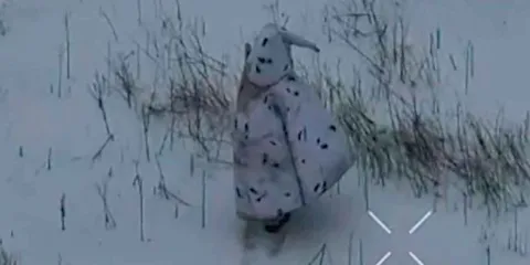 VIDEO. Soldado ruso intenta infiltrarse con disfraz de pingüino y lo estallan con dron