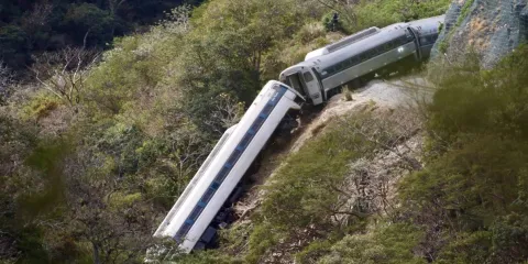 Víctimas del accidente del Tren Interoceánico presentan denuncia ante la FGR
