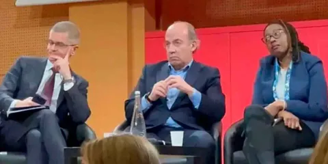 VIDEO. Estudiantes en París le gritan “¡asesino, lárgate!” a Felipe Calderón durante cumbre académica