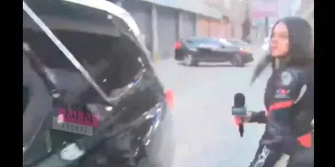 VIDEO. Policía huye tras ser captado exigiendo "mordida". Reportera corre tras él 