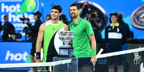 Alcaraz conquista Australia y frena el título 25 de Djokovic