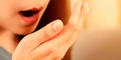 Qué dice tu aliento sobre tu salud: señales que no debes ignorar