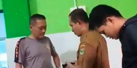 VIDEO. Alumno y maestro sorprendidos realizando actos inapropiados en el baño de una mezquita en Indonesia 