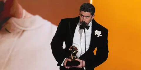 Bad Bunny triunfa en los Grammy y alza la voz: “Fuera ICE, somos humanos”