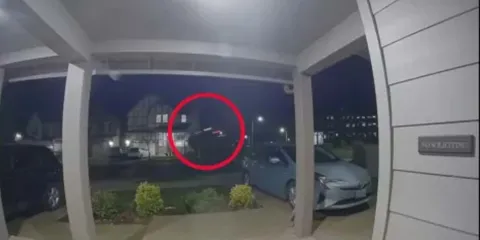 Camioneta vuela como de película y choca casa en Oregon