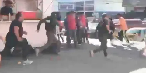 Con jitomatazos  y golpes se enfrentan comerciantes con la policía civil en San Luis Potosí 