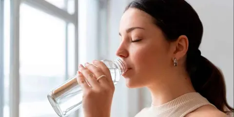 Hidratación diaria, clave para frenar la inflamación del hígado graso