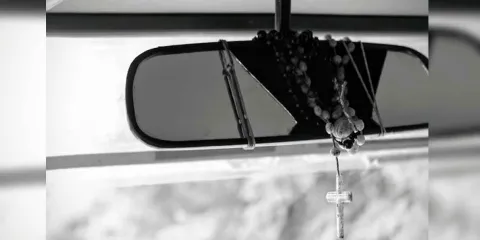 ¡Cuidado con el retrovisor! Rosarios y adornos pueden ser causa de multas