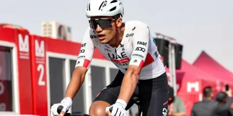 Isaac del Toro escala al segundo lugar en el UAE Tour 2026 tras brillante actuación en montaña
