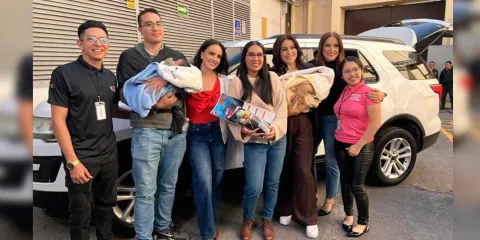 Empresario regala carro a padres de bebés con oxígeno en CDMX tras video viral