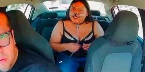 VIDEO. Therian nivel “Galgo español”; se cree perro mordelón y conductor la baja del taxi 